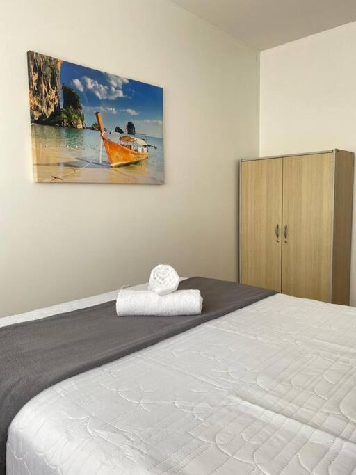 Germânica: Cozy 2-bedroom With Ac, Tv & Easy Access Apartment *